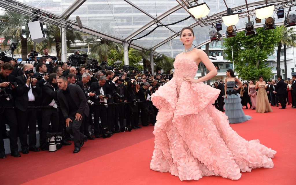 British-Thai actress Araya Hargate poses as she arrives on May 11, 2016 for the opening ceremony of the 69th Cannes Film Festival in Cannes, southern France.  / AFP PHOTO / ANNE-CHRISTINE POUJOULAT