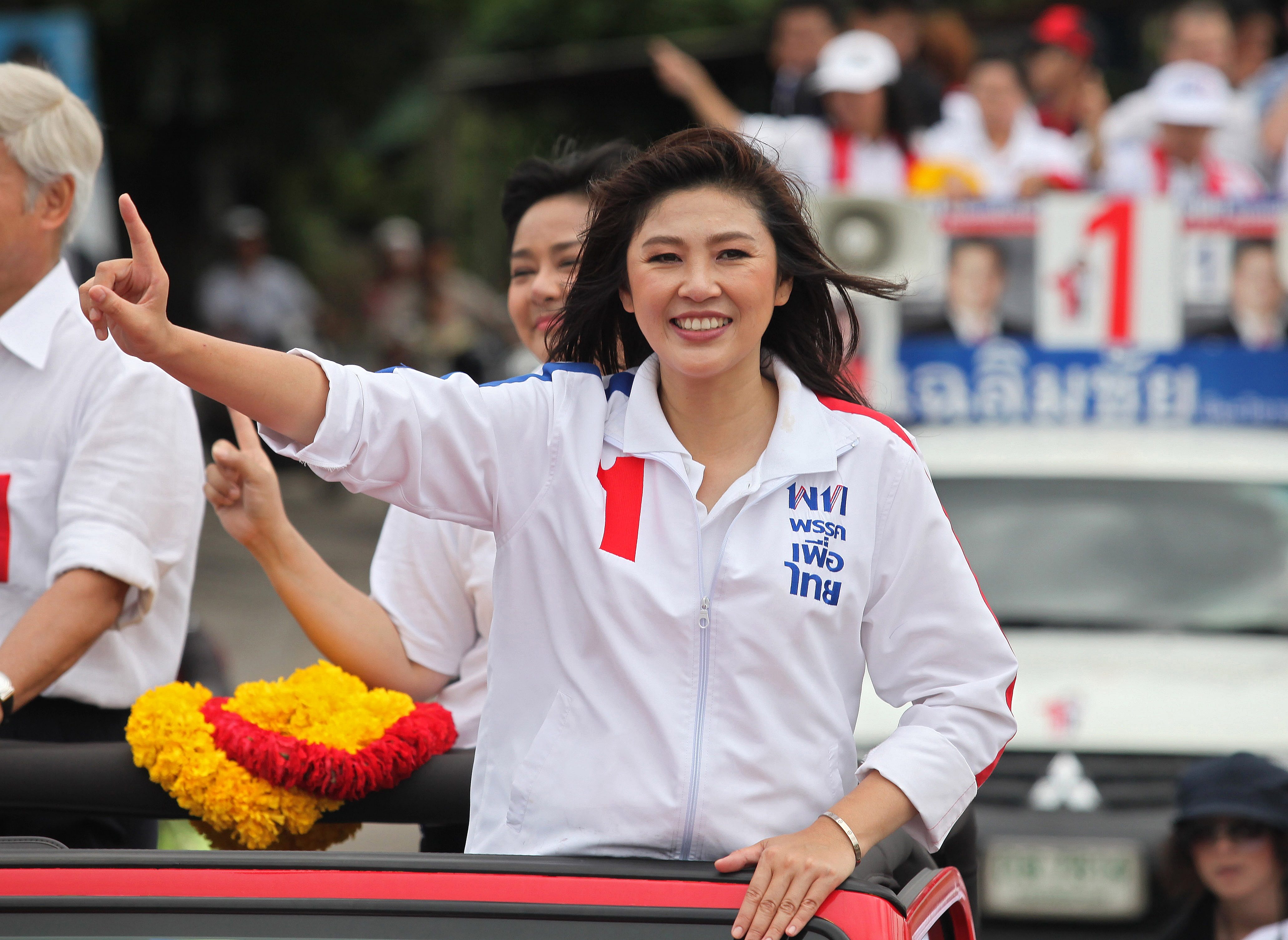 Thai opposition Puea Thai candidate Yingluck Shinawatra (C), the sister of fugitive ex-premier Thaksin Shinawatra, parades in a convoy as she campaigns in Bangkok on July 2, 2011. Thailand's rival political camps launched a last-minute appeal for votes on the eve of a hard-fought election seen as crucial to the future of the kingdom after years of often bloody unrest. AFP PHOTO / AFP PHOTO / STR