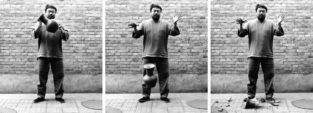 Dropping a Han dynasty urn, 1995, ภาพถ่าย อ้าย เหว่ยเหว่ยกับการปล่อยแจกันโบราณสมัยราชวงศ์ฮั่นให้ตกแตก ภาพจาก http://goo.gl/wVM0KE