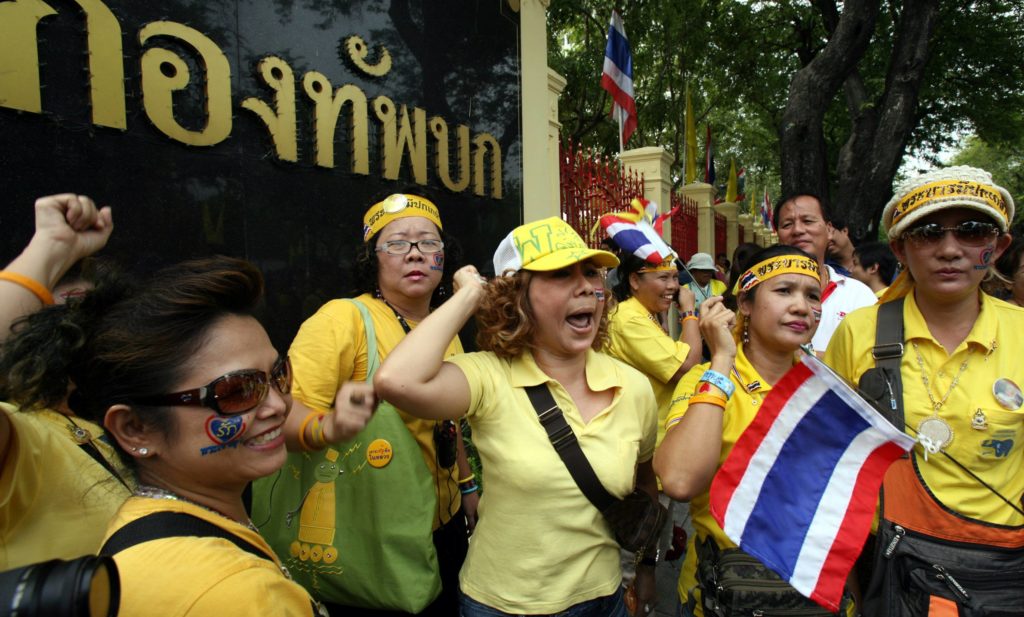 A group of Thai women shout slogana against ousted Prime Minister Thaksin Shinawtra in front of Thai military headquarters in Bangkok, 20 September 2006. Thailand's new military ruler General Sonthi Boonyaratglin pledged to resign from power in two weeks and restore democracy in a year, after sweeping aside Thaksin in a bloodless coup. AFP PHOTO/STR / AFP PHOTO / STR