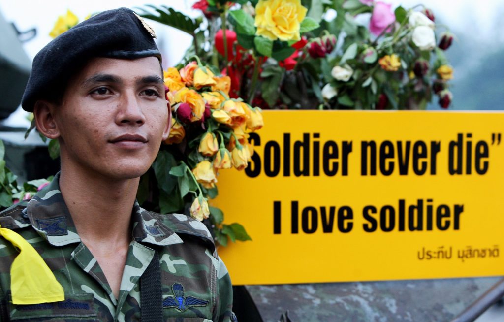 A Thai soldier stands in front of a tank decorated with roses given by the supporters of the military coup, at Royal Plaza in Bangkok, 23 September 2006. Thailand's new military rulers were meeting to consider a new civilian premier after a bloodless coup deposed prime minister Thaksin Shinawatra. So far the junta has imposed martial law, banned political activities and public gatherings, annulled the constitution and slapped restrictions on the media. It has also assumed legislative powers after dismissing parliament. AFP PHOTO/ Saeed KHAN / AFP PHOTO / SAEED KHAN