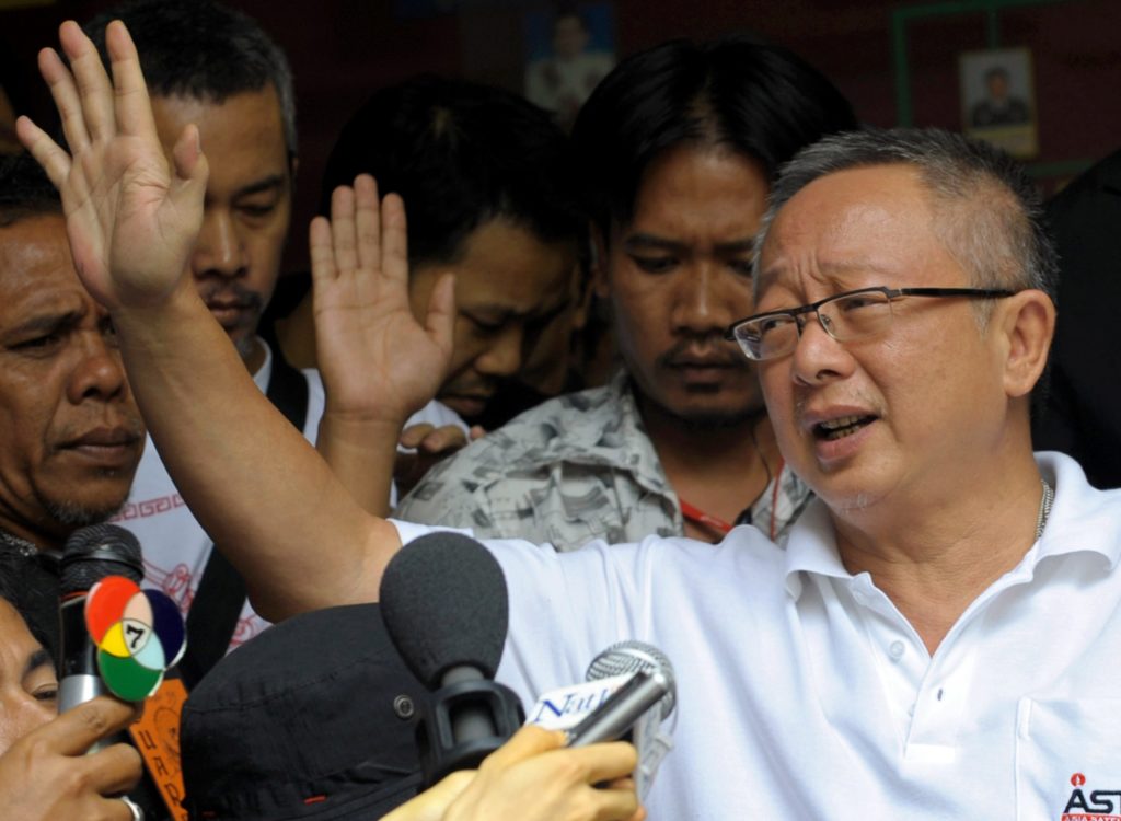 People's Alliance for Democracy (PAD) leader Sondhi Limthongkul gestures as he answers questions from members of the media at the police station in Bangkok on October 10, 2008. The leaders of mounting protests in Thailand were granted bail after turning themselves in on charges related to their campaign to topple the government, one of the leaders said. AFP PHOTO/PORNCHAI KITTIWONGSAKUL / AFP PHOTO / PORNCHAI KITTIWONGSAKUL