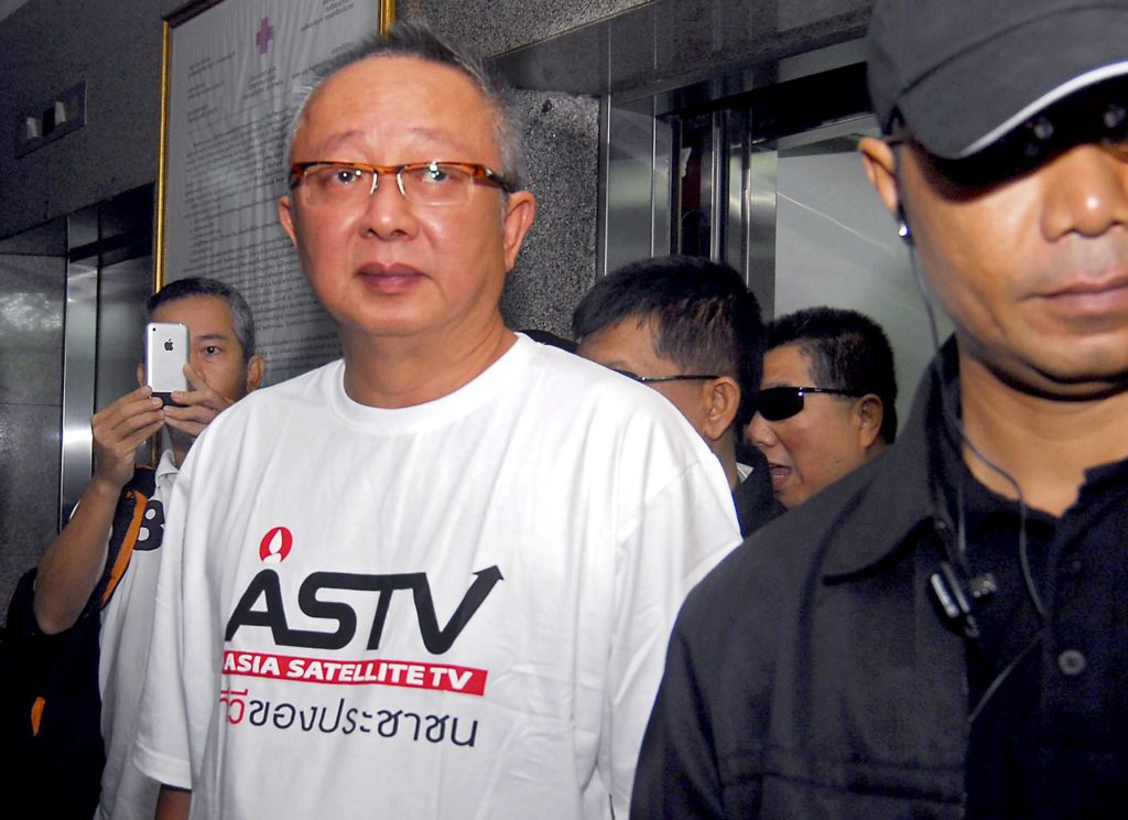 Media mogul Sondhi Limthongkul (L) walks with his security guards as he leaves hospital in Bangkok on April 25, 2009. The founder of Thailand's "Yellow Shirt" political protest movement left hospital under tight security, just over a week after he was shot and wounded in an assassination attempt. AFP PHOTO / AFP PHOTO / STR