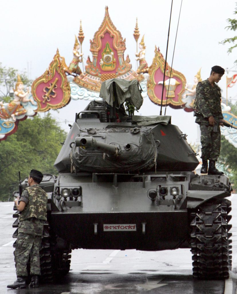 Thai soldiers stand guard on a military tank at Royal Plaza in Bangkok, 20 September 2006. Thailand's armed forces seized 19 September power from Prime Minister Thaksin Shinawatra in a late-night bloodless coup, revoking the constitution and imposing martial law after months of political turmoil. AFP PHOTO/PORNCHAI KITTIWONGSAKUL / AFP PHOTO / PORNCHAI KITTIWONGSAKUL
