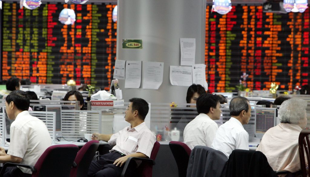Thai traders monitor share rates on an electronic screen on the first day of trade after a bloodless coup at a stock securities house in Bangkok, 21 September 2006. Thai share prices dropped on the first day of trading after the military coup but analysts said they expected little economic fallout from the ouster of prime minister Thaksin Shinawatra. Thai share prices were some 0.74 percent lower in mid-morning trade, recovering from sharp early losses, dealers said. AFP PHOTO/ Saeed KHAN / AFP PHOTO / SAEED KHAN