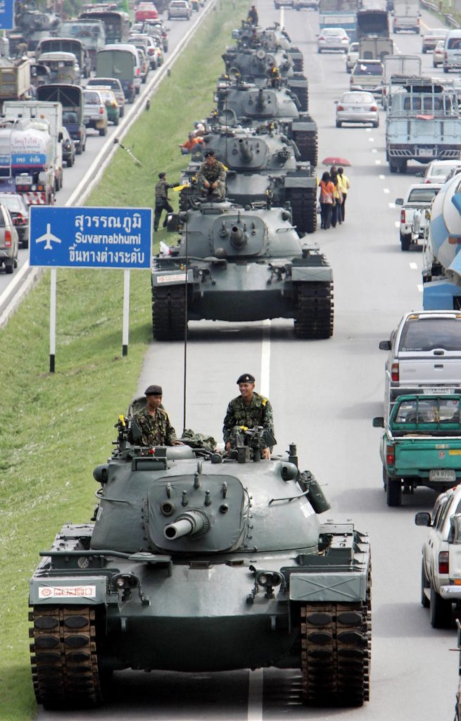 A column of tanks guard a highway in suburban Bangkok, 21 September 2006.Thailand's ruling generals were set to impose tough new curbs on the media 21 September including a ban on expressions of public opinion, as they tightened their grip on power two days after a bloodless coup.  AFP PHOTO/PORNCHAI KITTIWONGSAKUL / AFP PHOTO / PORNCHAI KITTIWONGSAKUL
