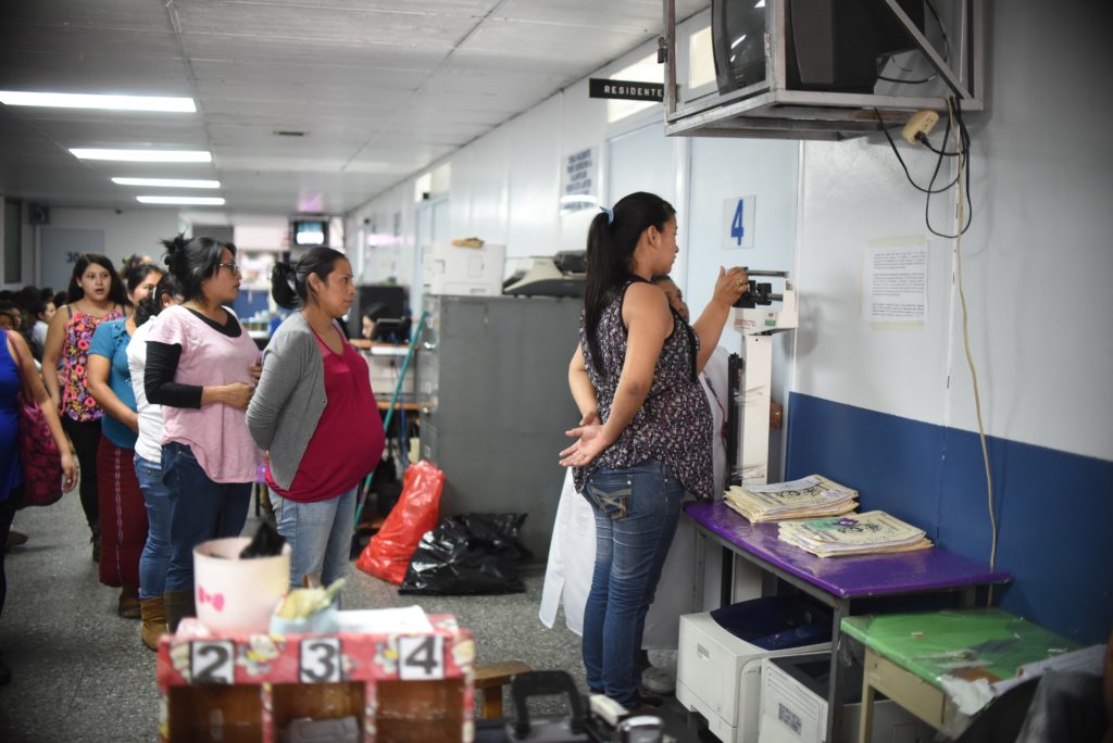 A group of pregnant women wait to be attended at the maternity of the Guatemalan Social Security Institute (IGSS) in Guatemala City on January 26, 2016. Guatemala increased the monitoring of pregnant women because of the risk of infection by Zika virus. The Zika virus, a mosquito-borne disease suspected of causing serious birth defects, is expected to spread to all countries in the Americas except Canada and Chile, the World Health Organization said. / AFP PHOTO / JOHAN ORDONEZ