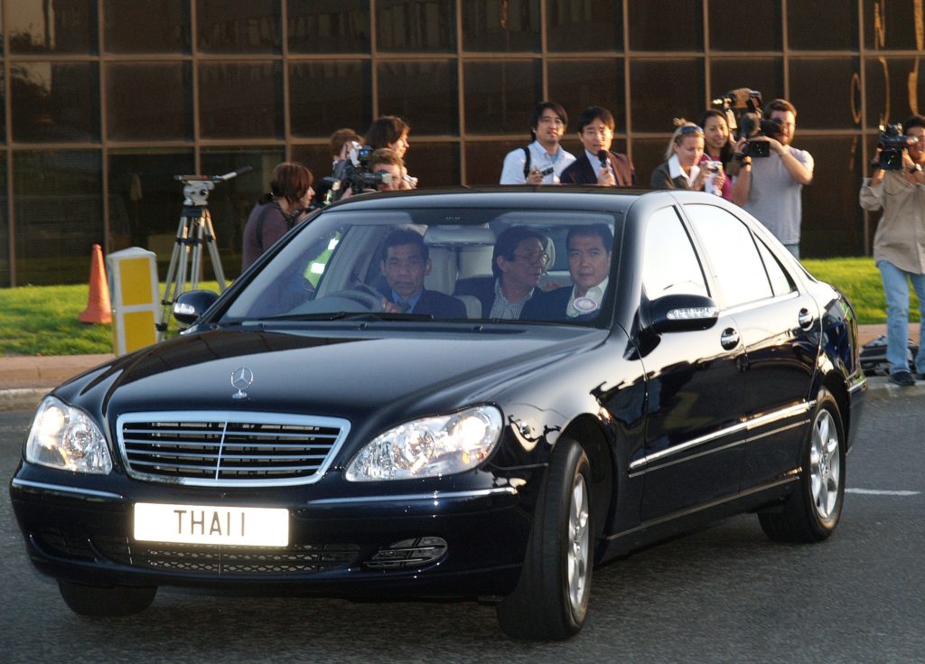 The limousine carrying ousted Thai Prime Minister Thaksin Shinawatra (back R) leaves Gatwich airport, near London, 20 September 2006. Shinawatra arrived in London Wednesday for a "private" visit after the military coup in his homeland, amid deep uncertainty about the country's next step. He flew into Gatwick airport south of London from New York, where he had been attending the UN General Assembly when the military coup unfolded in Bangkok. AFP Photo/Max Nash / AFP PHOTO / MAX NASH