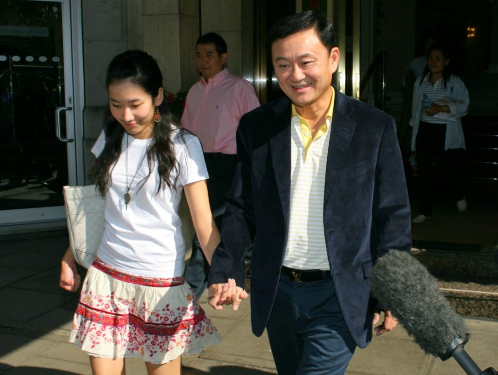 Ousted Thai Prime Minister Thaksin Shinawatra (R) and his daughter Pinthongta leave an appartment block in central London, 21 September 2006 to go shopping for groceries he told media waiting outside. AFP PHOTO / ODD ANDERSEN / AFP PHOTO / ODD ANDERSEN