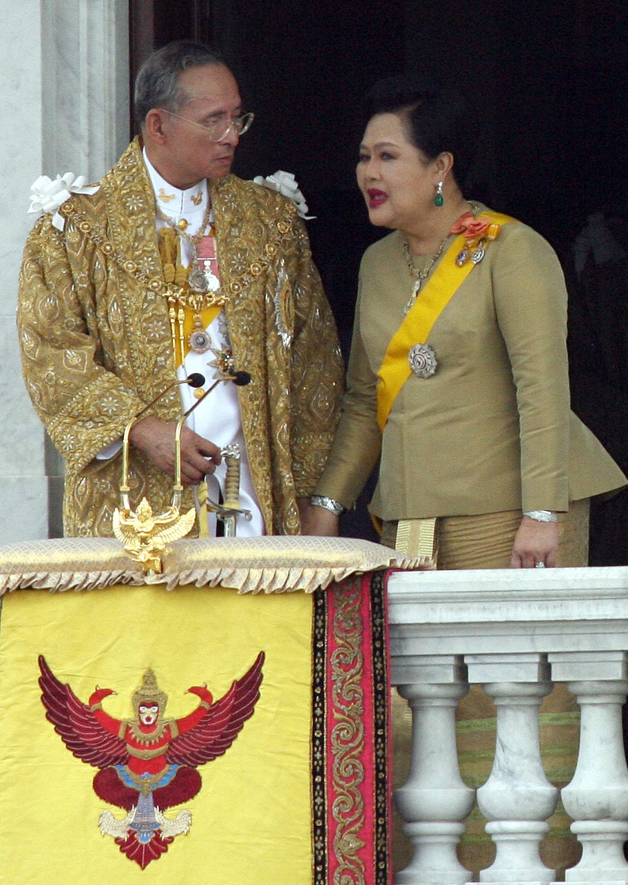 Thai King Bhumibol Adulyadej (L) and Queen Sirikit talk after the king's address in Bangkok, 09 June 2006. Thai King Bhumibol Adulyadej called for unity among his people after months of political turmoil, in a speech to mark his 60th anniversary on the throne. Half a million Thais wearing yellow to honor the King swarmed into central Bangkok hoping to catch a rare glimpse of the monarch on the 60th anniversary of his rule. AFP PHOTO/Saeed KHAN / AFP PHOTO / SAEED KHAN