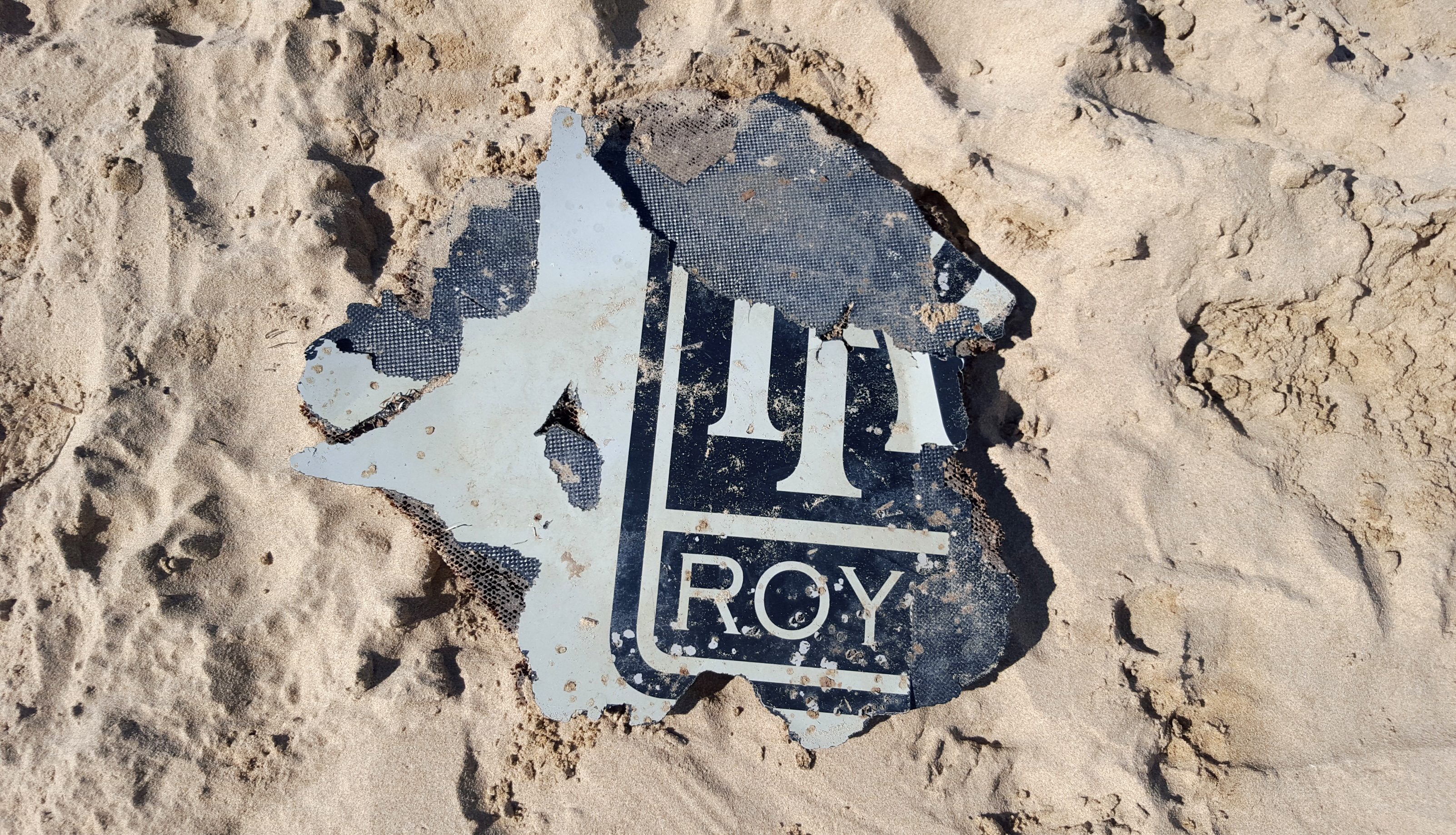 Photo taken on March 21, 2016 at Klein Brak River near Mossel Bay, shows a piece of suspected aircraft wreckage found off the east African coast of Mozambique. Two pieces of debris found in Mozambique are "almost certainly" from MH370, Australia says, after technical analysis of the wreckage that provides the latest clue to the fate of the missing Malaysian Airlines Boeing 777. / AFP PHOTO / Neels Kruger / RESTRICTED TO EDITORIAL USE - MANDATORY CREDIT "AFP PHOTO / NEELS KRUGER" - NO MARKETING NO ADVERTISING CAMPAIGNS - DISTRIBUTED AS A SERVICE TO CLIENTS