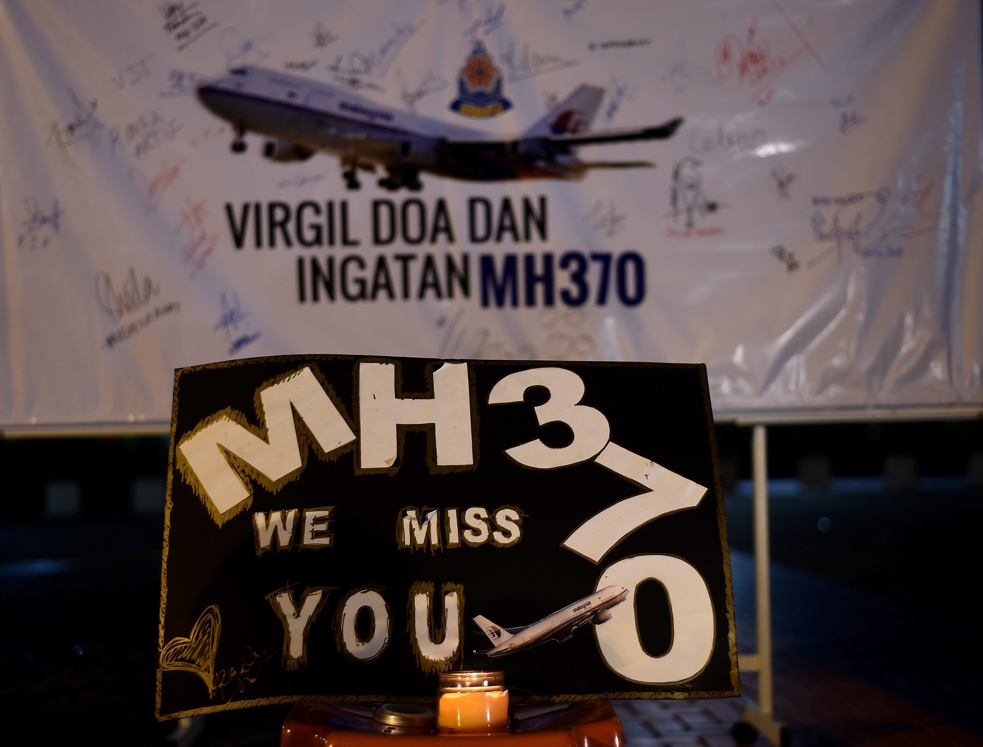 A board bearing solidarity messages is seen during a gathering to mark the one-year anniversary of the disappearance of Malaysia Airlines flight MH370, in Kuala Lumpur on March 6, 2015. Malaysia Airlines has increased the frequency with which its aircraft are tracked, the carrier said on March 6, a safety enhancement spurred by the still unexplained disappearance of flight MH370 one year ago. AFP PHOTO / MANAN VATSYAYANA / AFP PHOTO / MANAN VATSYAYANA