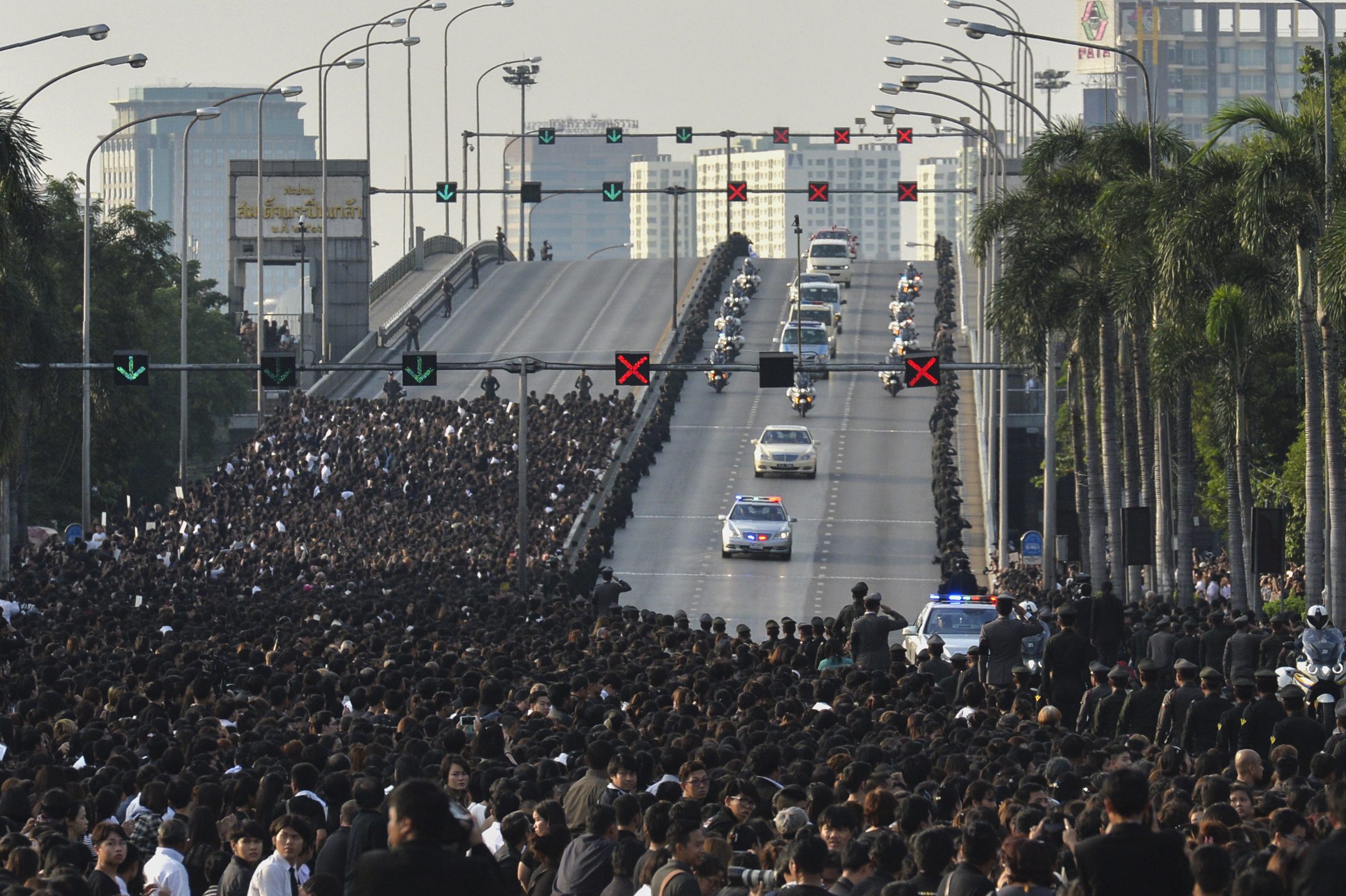 A van carries the body of Thai King Bhumibol Adulyadej's to his palace in Bangkok on October 14, 2016. Bhumibol, the world's longest-reigning monarch, passed away aged 88 on October 13, 2016 after years of ill health, removing a stabilising father figure from a country where political tensions remain two years after a military coup. / AFP PHOTO / MUNIR UZ ZAMAN