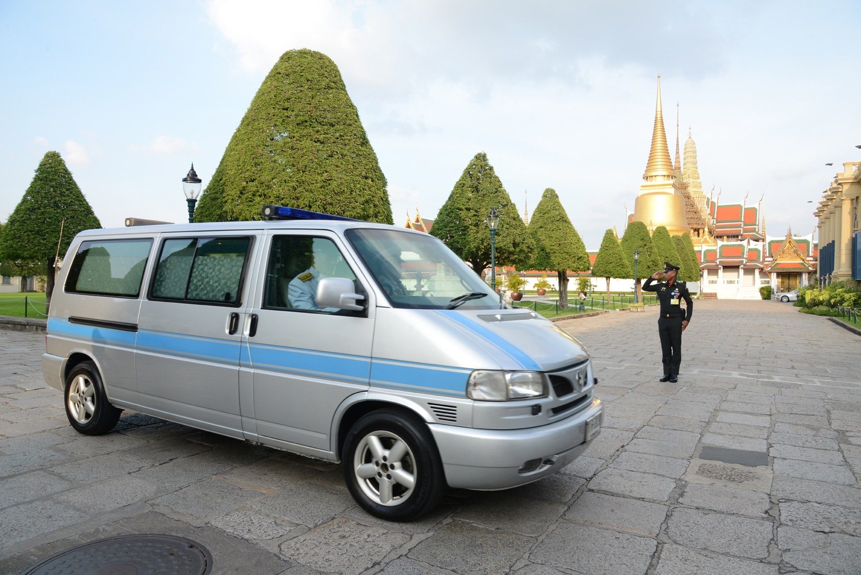 This picture received by the Thai Royal Bureau and taken on October 14, 2016 shows the hearse carrying the body of the late Thai King Bhumibol Adulyadej entering the grounds of the Grand Palace after being taken from Siriraj Hospital in Bangkok after his death on October 13, 2016. Bhumibol, the world's longest-reigning monarch, passed away at 88, after years of ill health, ending seven decades as a stabilising figure in a nation of deep political divisions. / AFP PHOTO / Thai Royal Bureau / STR / RESTRICTED TO EDITORIAL USE - MANDATORY CREDIT "AFP PHOTO / HO / ROYAL BUREAU - NO MARKETING NO ADVERTISING CAMPAIGNS - DISTRIBUTED AS A SERVICE TO CLIENTS