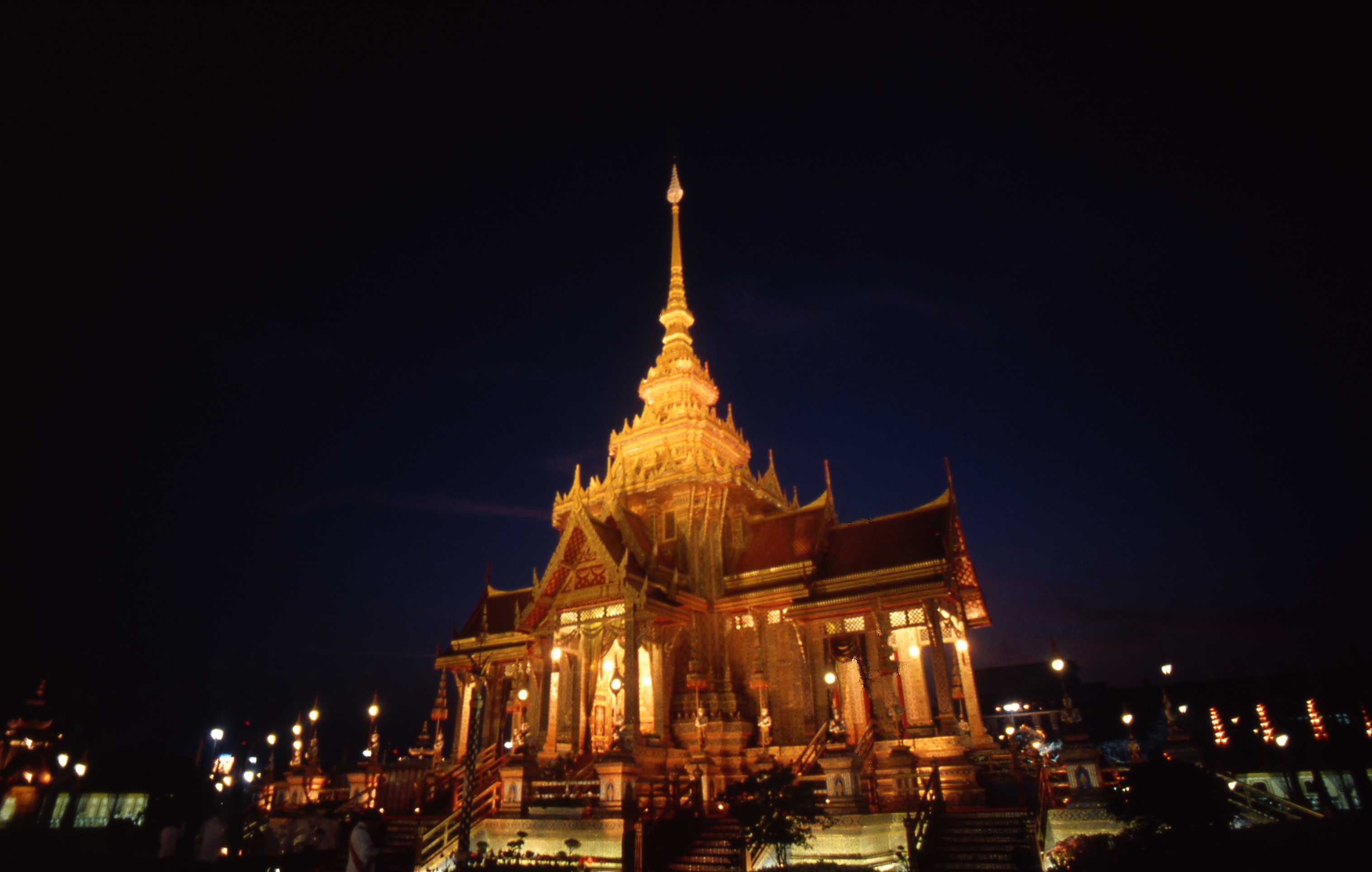 พระเมรุมาศสมเด็จพระศรีนครินทราบรมราชชนนี หรือ พระเมรุมาศสมเด็จย่า (ภาพสแกนจากฐานข้อมูลห้องสมุดภาพ)