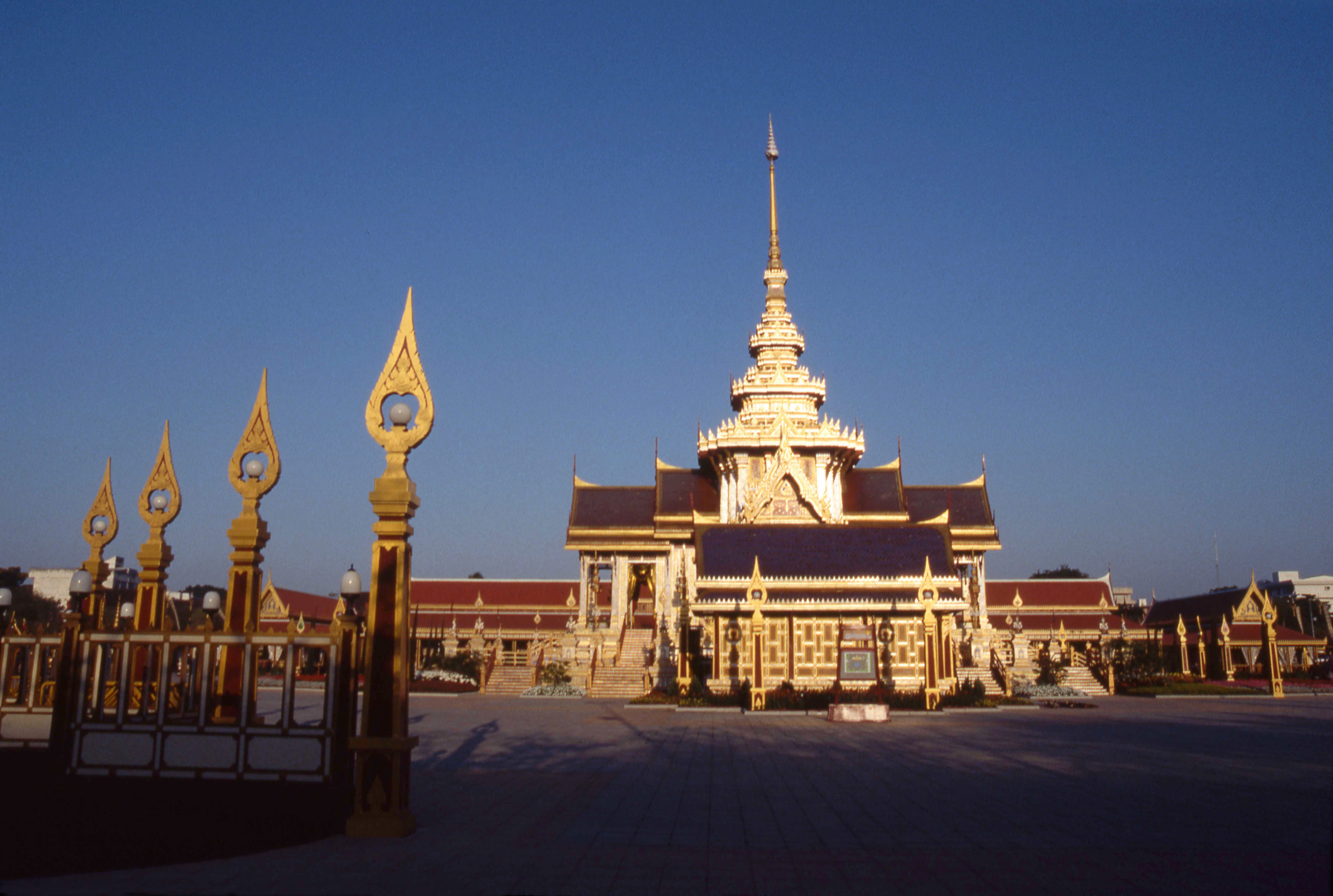 พระเมรุมาศ สำหรับถวายพระเพลิงพระบรมศพสมเด็จพระศรีนครินทราบรมราชชนนี (ภาพสแกนจากฐานข้อมูลห้องสมุดภาพ)