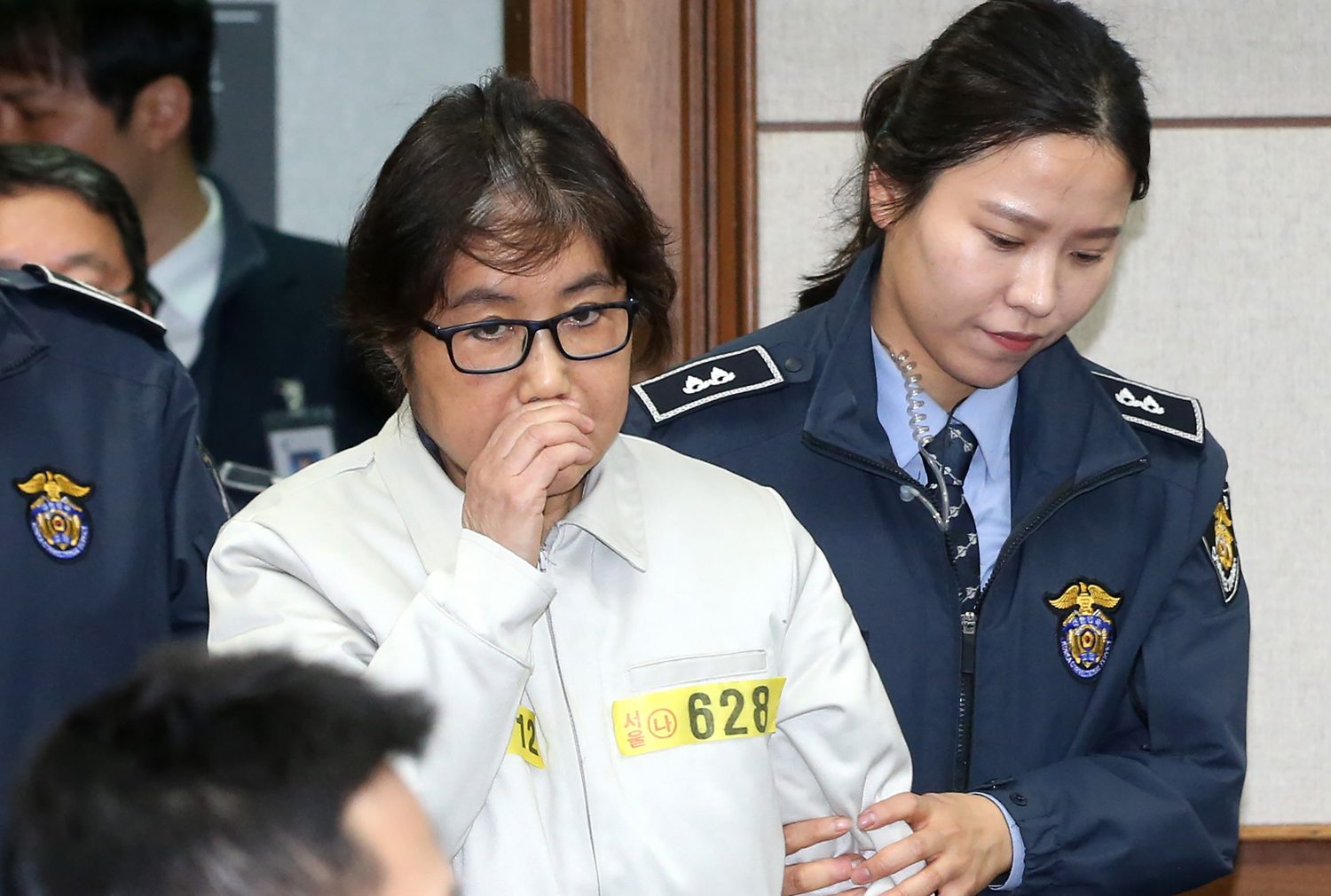  นางชเว ซุน ซิล ที่ได้ฉายา รัสปูตินหญิงแดนเกาหลีใต้ ซึ่งเป็นเพื่อนสนิทของประธานาธิบดีปาร์ค กึน-เฮ ของเกาหลีใต้ มาขึ้นศาลในการเปิดการไต่สวนคดีครั้งแรก เมื่อวันที่ 19 ธ.ค. 59 (AFP PHOTO / KOREA POOL / KOREA POOL / South Korea OUT)