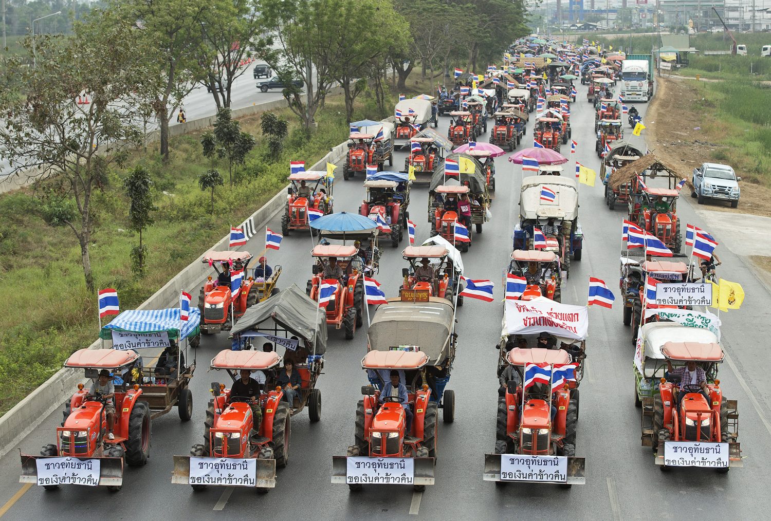 ม็อบชาวนาประท้วงรัฐบาลน.ส.ยิ่งลัษณ์ ชินวัตร ปี2557 หลังรัฐบาลจ่ายเงินค้างจ่ายตามโครงการรับจำนำข้าวปี 56/57 ล่าช้า AFP PHOTO / PORNCHAI KITTIWONGSAKUL