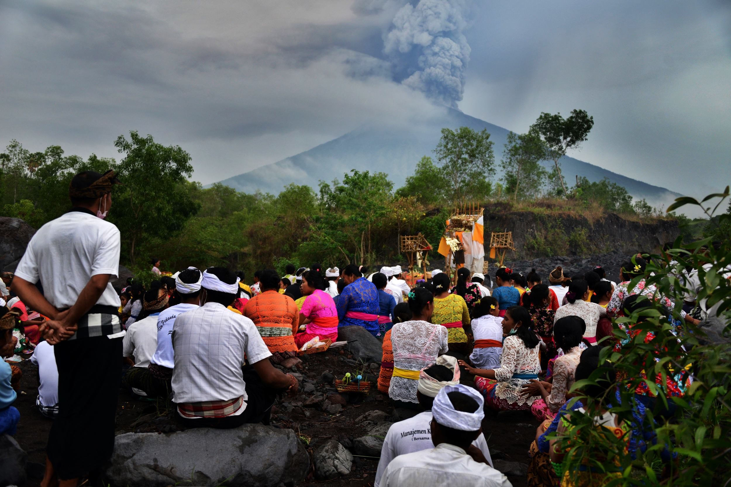 Индонезия бали сейчас. Бали вулкан. Вулкан Агунг Бали. Извержение вулкана Агунг на Бали. Вулкан Агунг Бали извержение 1963.