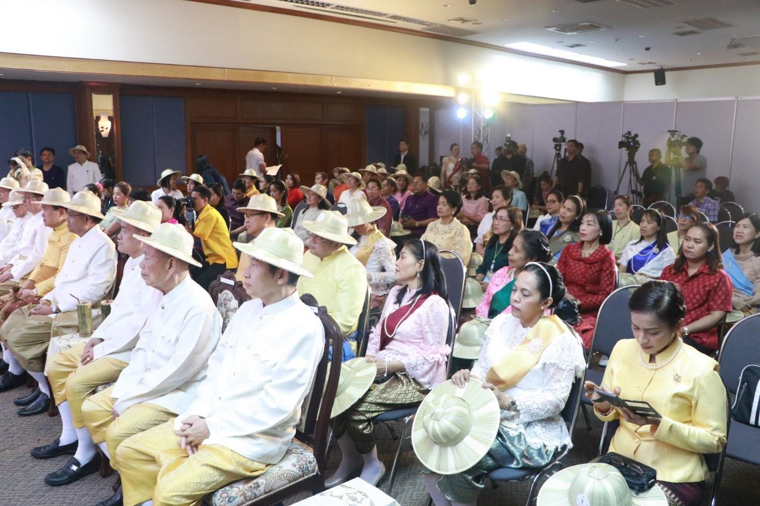กรมส่งเสริมการปกครองท้องถิ่น โครงสร้าง : ชมรมแม่บ้านกรมส่งเสริมการปกครองท้องถิ่น _ Jun 09, 2021 · ศูนย์บริหารสถานการณ์แพร่ระบาดของโรคติดเชื้อไวรัสโคโรนา 2019
