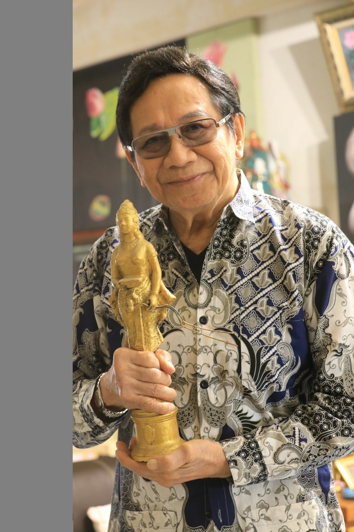 ย้อนบทสัมภาษณ์สุดท้าย พระเอกตลอดกาล สมบัติ เมทะนี กับ มติชนสุดสัปดาห์ เปิดสูตร "หน้าอ่อน-หุ่นเฟิร์ม" ใน 83 ปี - มติชนสุดสัปดาห์