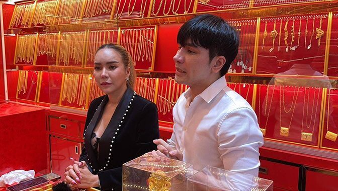 บุกจับ 'แม่ตั๊ก-ป๋าเบียร์' ไลฟ์ขายทองไม่ตรงปก ดารา-คนดังโร่แจงวุ่น! รวบอีกรายแม่ใบหนาด - มติชนสุดสัปดาห์